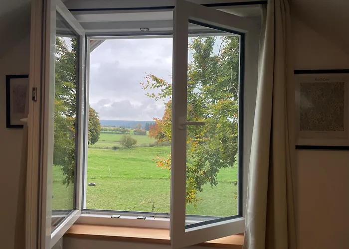 Rueckzugsort Im Gruenen Mit Panoramafenster Und Weitblick *